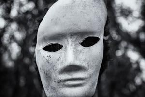 masque effrayant en forêt