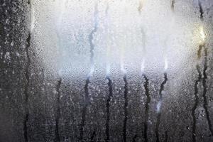 détail de gouttes de pluie en verre photo