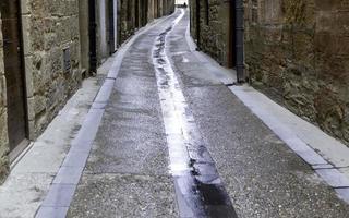 vieille ruelle sous la pluie photo