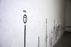 Chiffres sur un fronton, détail du sport espagnol dans une ville de Navarre, Espagne photo