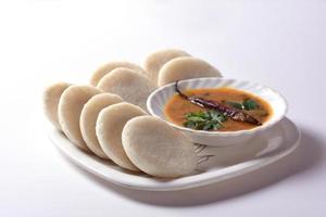 idli avec sambar et chutney de noix de coco, plat indien plat préféré de l'Inde du Sud rava idli ou semoule idly ou rava idly, servi avec sambar et chutney de noix de coco verte. photo