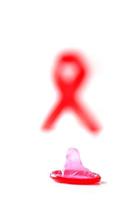 ruban du sida et préservatif sur fond blanc.