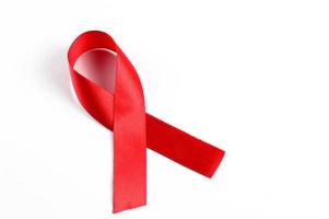 ruban rouge de sensibilisation du sida sur fond blanc.