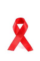 ruban rouge de sensibilisation du sida sur fond blanc. photo