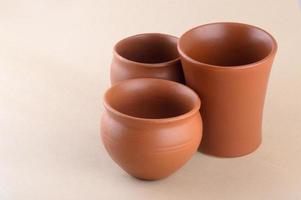 Close-up de pots en argile sur fond de couleur crème photo