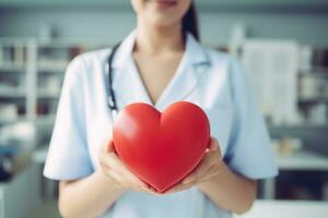 une médical médecin en portant une cœur en forme de objec photo