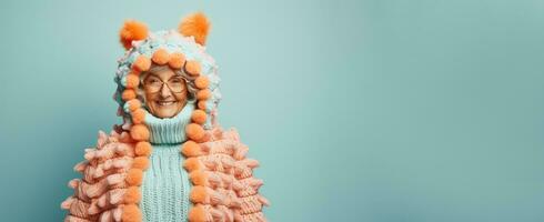 vieux femme dans plein tricoté confortable costume isolé sur pastel Contexte avec une endroit pour texte photo