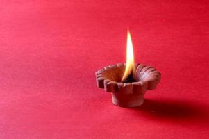 lampes diya en argile allumées pendant la célébration de diwali. conception de cartes de voeux fête de la lumière hindoue indienne appelée diwali photo
