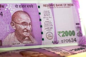 nouvelle monnaie indienne de rs.2000 isolé sur fond blanc. publié le 9 novembre 2016. photo