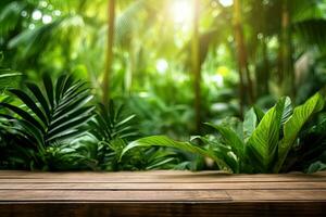 une en bois Plate-forme avec une grand feuillu vert Contexte photo