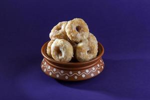 aliments sucrés traditionnels indiens balushahi sur fond violet photo
