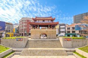 Vue sur la façade de la porte dueng-men à hsinchu, taiwan photo