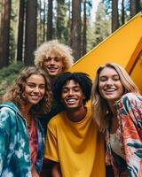 gen z camping dans le forêt ai généré photo