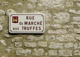 Rue du marché aux truffes à Lalbenque, France photo