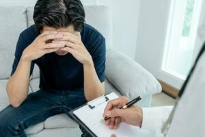 homme avec mental santé problèmes est consultant. psychiatre est enregistrement le les patients état pour traitement. encouragement, l'amour et famille problème, bipolaire , la dépression patient, protéger suicide photo