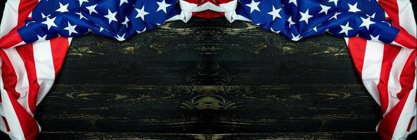 drapeaux américains sur fond de bois noir photo