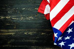 drapeaux américains sur fond de bois noir photo
