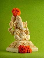 dieu hindou ganesha. idole de ganesha sur fond vert photo