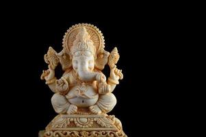dieu hindou ganesha. idole de ganesha sur fond marron