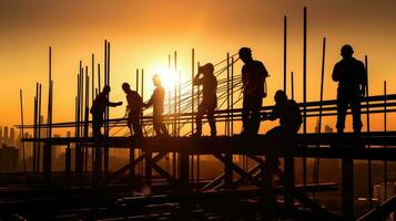 silhouette construction travail pendant le coucher du soleil temps industrie construction bâtiment concept photo