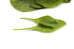 Close up d'épinards verts frais isolé sur fond blanc photo
