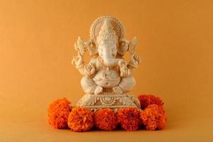 dieu hindou ganesha. idole de ganesha sur fond jaune photo