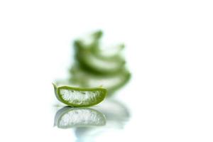 tranches de feuilles d'aloe vera sur fond blanc. L'aloe vera est un médicament à base de plantes très utile pour les soins de la peau et des cheveux.