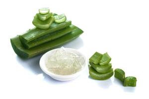 tranches de feuilles d'aloe vera et de gel d'aloe vera dans un bol sur fond blanc. L'aloe vera est un médicament à base de plantes très utile pour les soins de la peau et des cheveux.