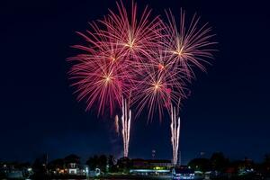 feux d'artifice sur la rivière dans le ciel sombre photo