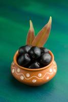 prune jambolan ou fruit jambul ou jamun, prune de java syzygium cumini sur fond texturé.