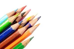 Crayons de couleur isolés sur fond blanc se bouchent