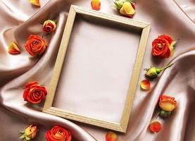 composition de fleurs. cadre en bois et roses rouges et feuilles photo