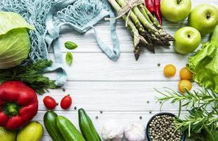 légumes et fruits frais avec un sac à cordes