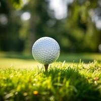 essence de jouer au golf sur une rêveur journée avec une Balle dans le premier plan contre une ensoleillé horizon ai génératif photo