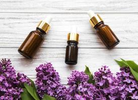huile essentielle et fleurs de lilas photo
