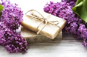 savon naturel et fleurs de lilas photo