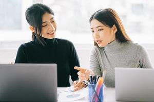 les deux businesswoman discutent du travail photo