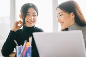 les deux businesswoman discutent du travail photo