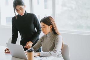 les deux businesswoman discutent du travail photo