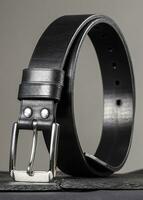 cuir ceinture tordu dans une cercle sur une gris Contexte. photo