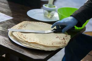 verser le crêpe Battre dans le poêlon. préparer Crêpes. photo