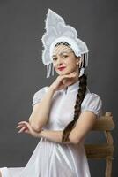 neige jeune fille. hiver portrait de une magnifique Jeune femme dans une hiver couronne. photo