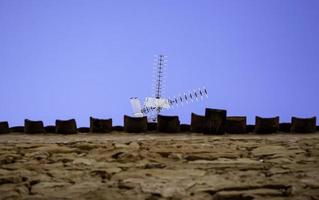 Ancienne antenne de télévision sur un toit photo