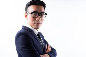 portrait d'homme d'affaires asiatique avec les bras croisés avec confiance