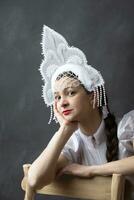 neige jeune fille. hiver portrait de une magnifique Jeune femme dans une hiver couronne. photo