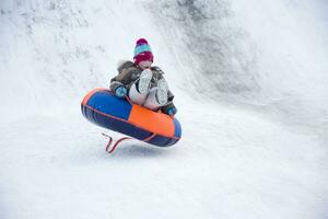 enfant luge cheesecake.luge de une neige faire glisser photo