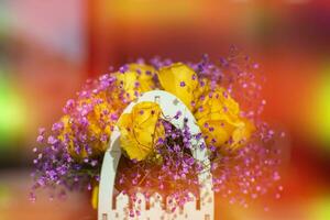 bouquet de artificiel fleurs dans Orange jaune pente. photo