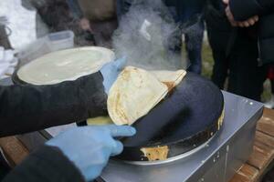 verser le crêpe Battre dans le poêlon. préparer Crêpes. photo