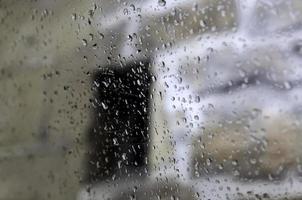 gouttes d'eau sur la vitre de la voiture photo
