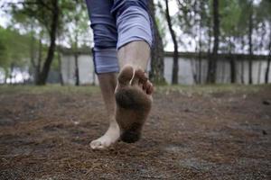 pieds sales en forêt photo